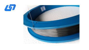 Fil de pêche en titane et oxyde noir